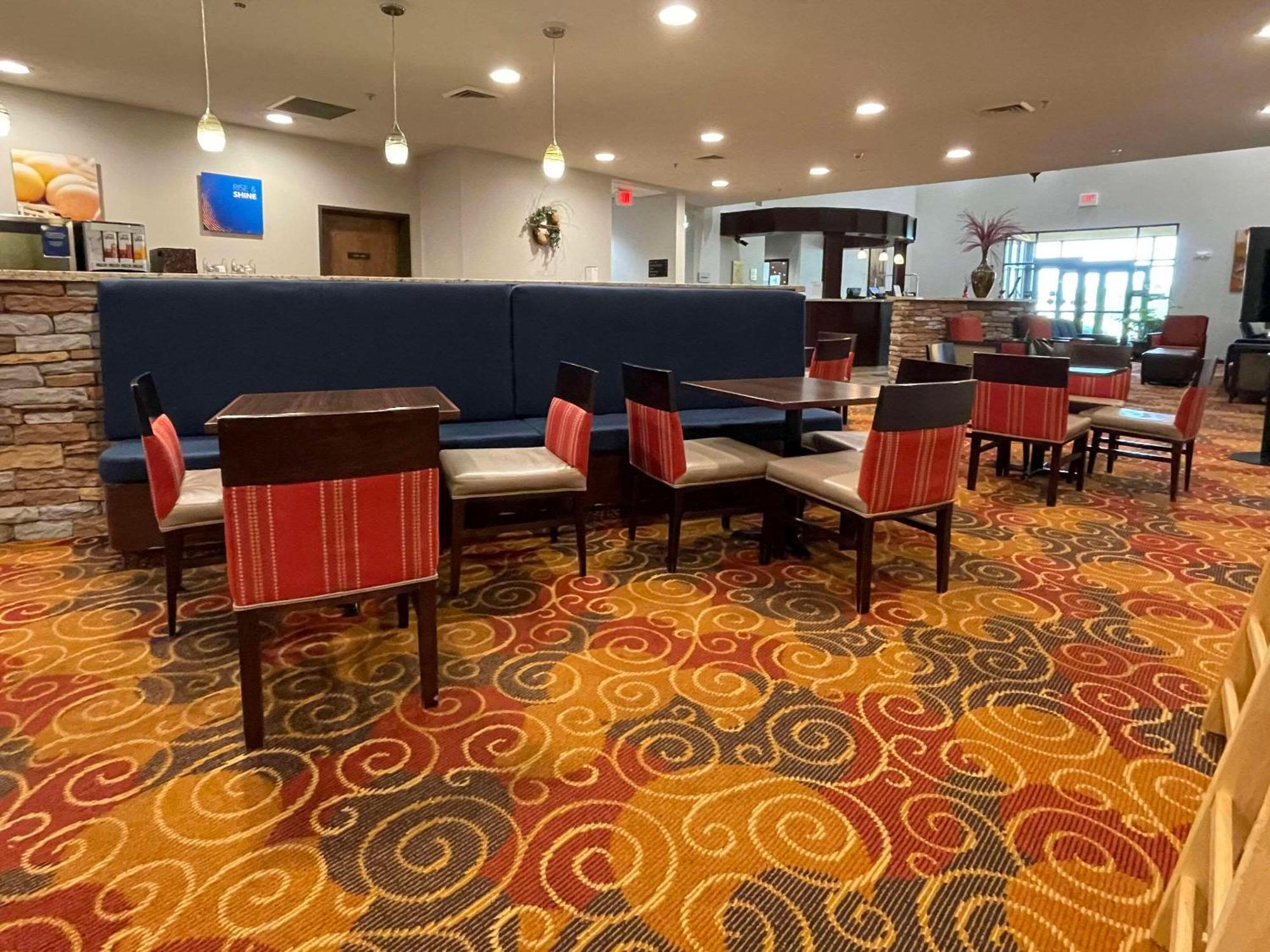 Comfort Suites Алтуна Экстерьер фото