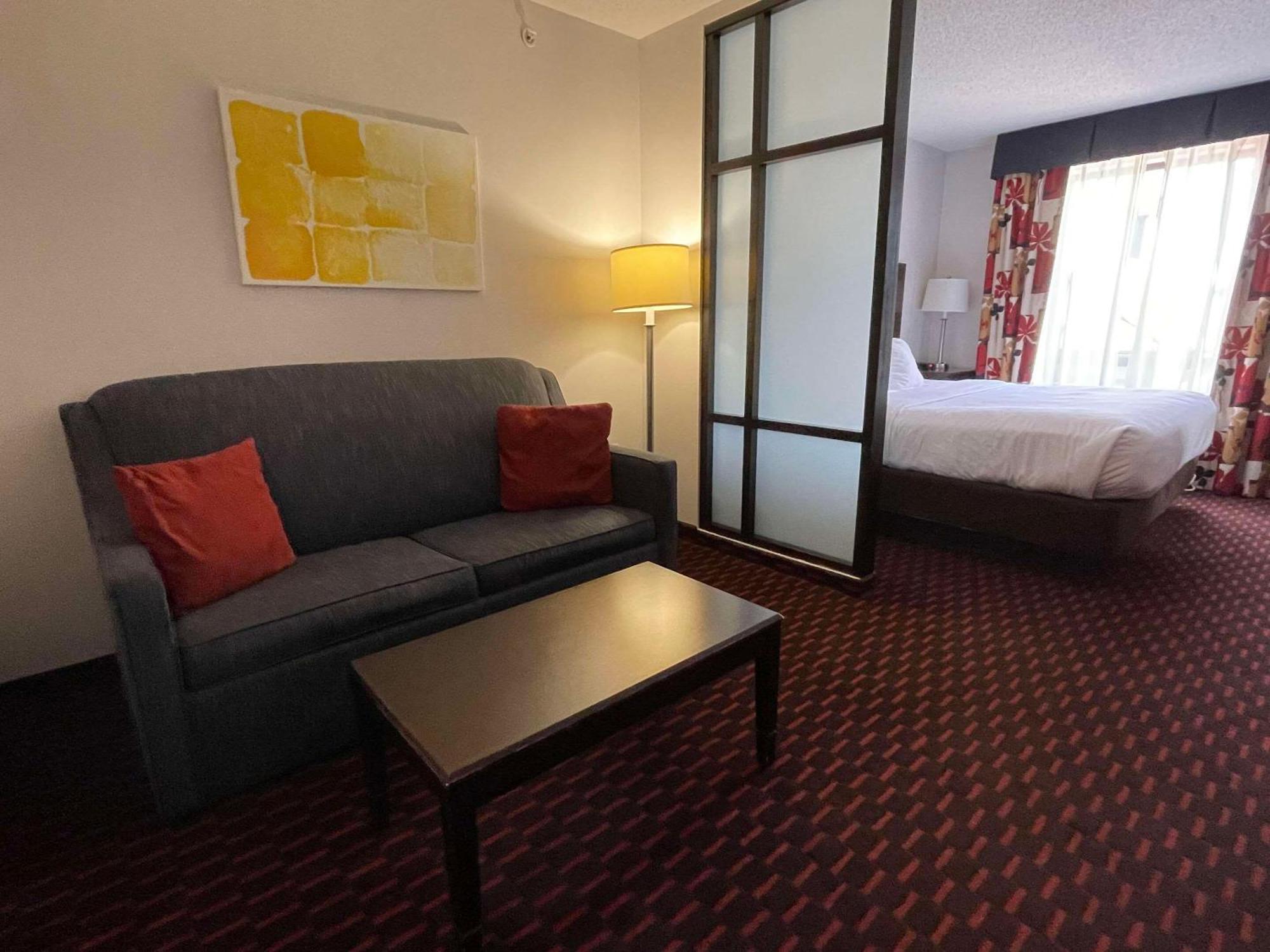 Comfort Suites Алтуна Экстерьер фото