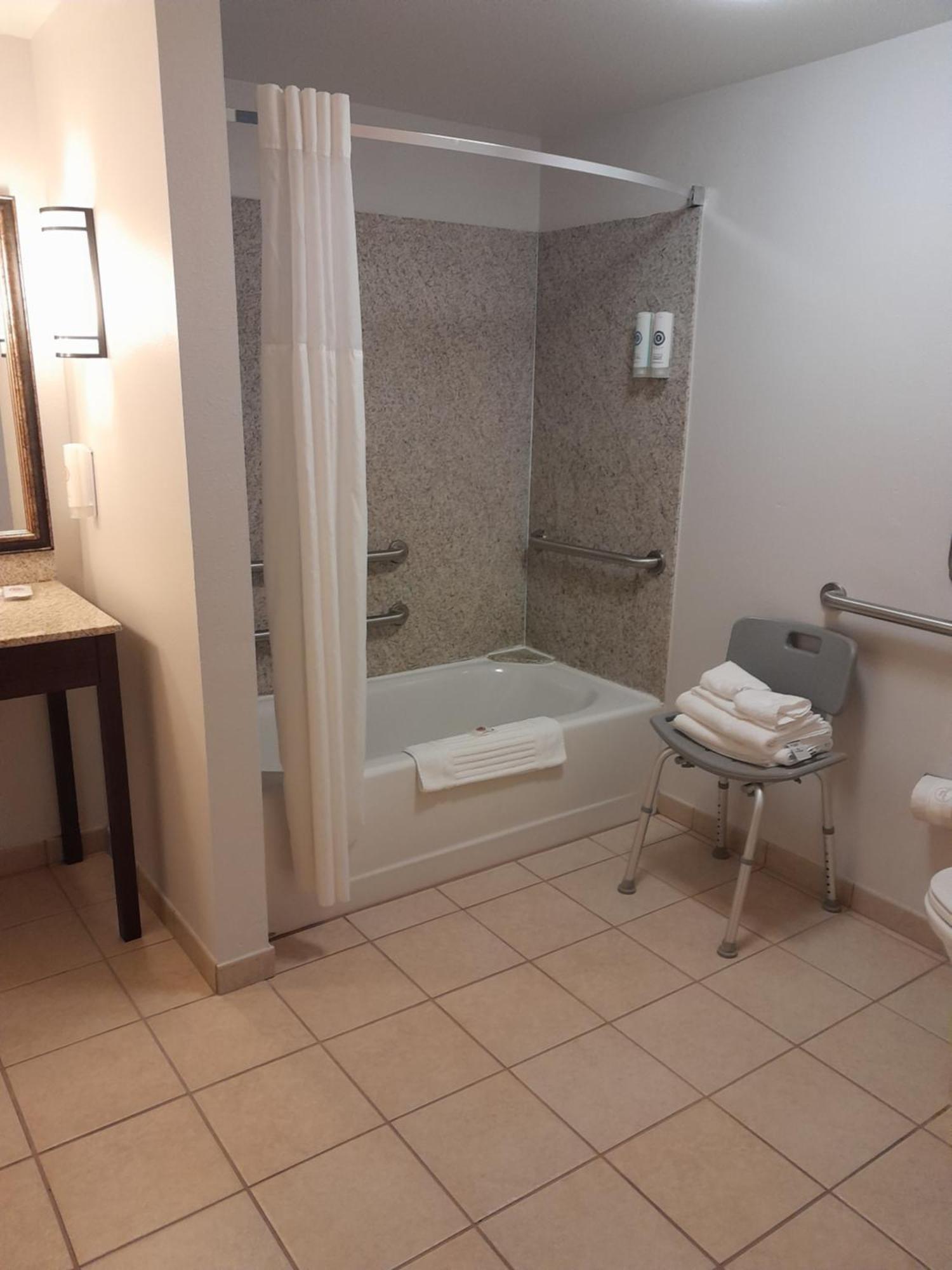 Comfort Suites Алтуна Экстерьер фото