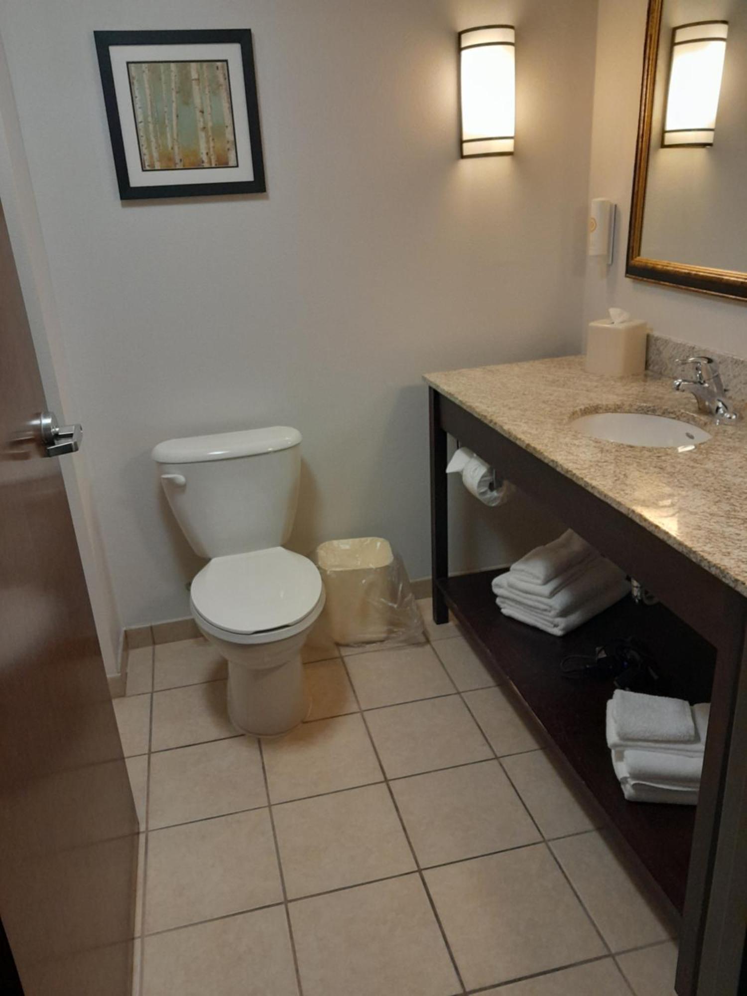 Comfort Suites Алтуна Экстерьер фото